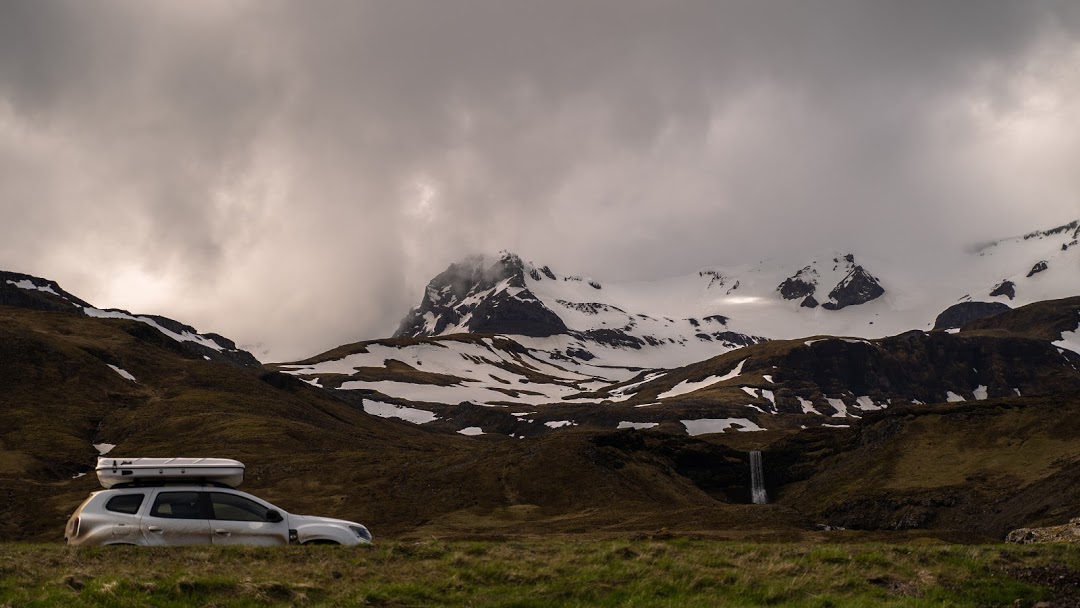 Dacia Duster with a roof top tent in Iceland