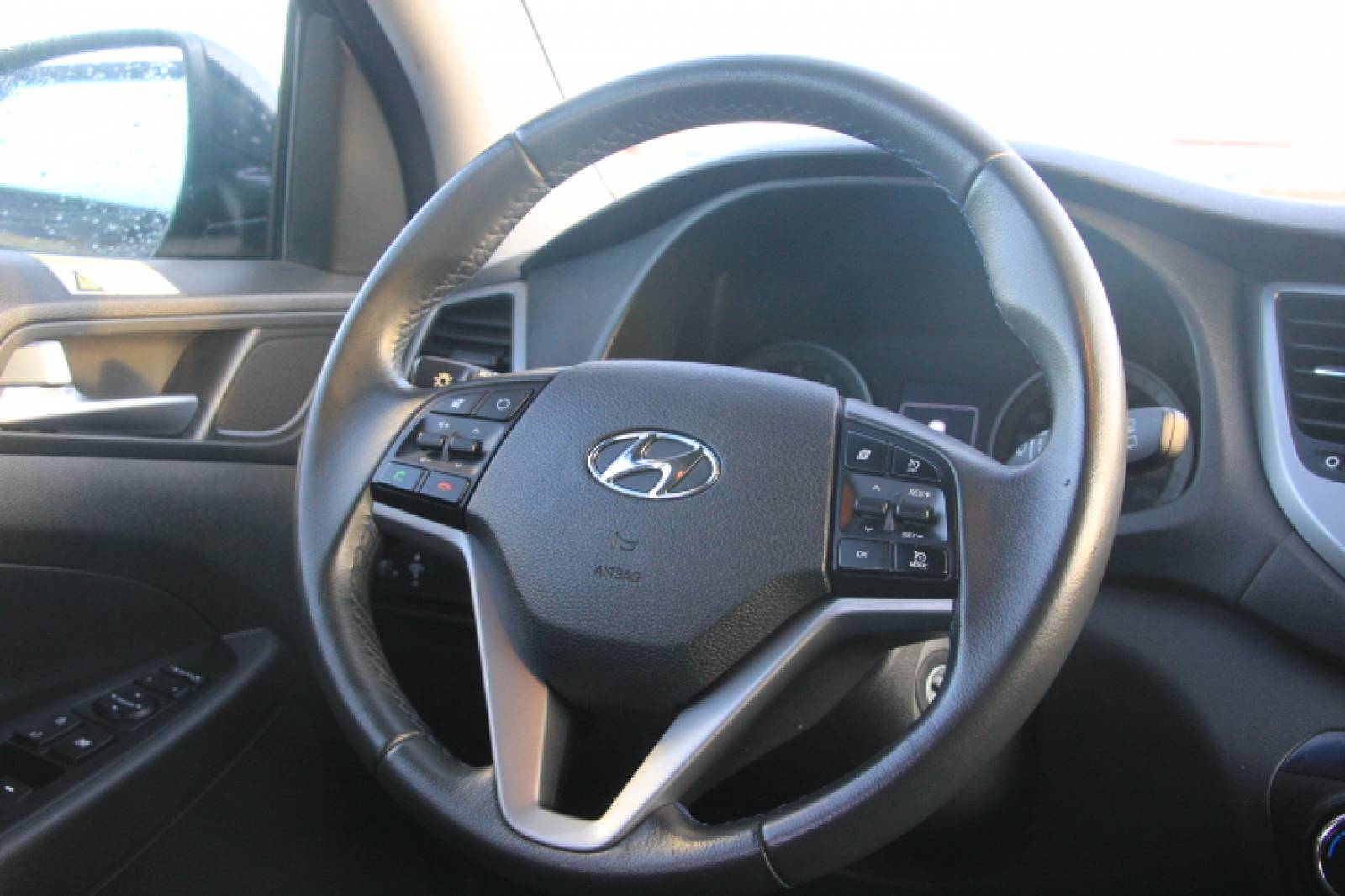 Hyundai Tucson steering wheel